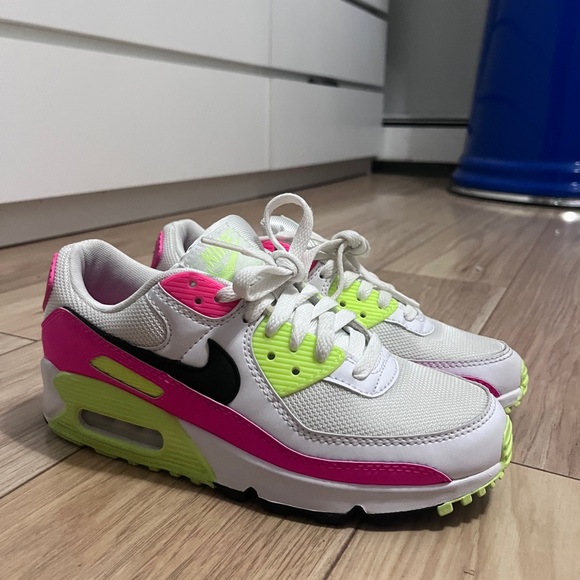 2020
Wmns Air Max 90 GS 'Pink Volt' - Picture 1 of 3